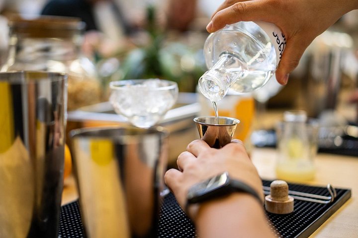 Shake three botanical rum cocktails at a distillery in Amsterdam — photo 4
